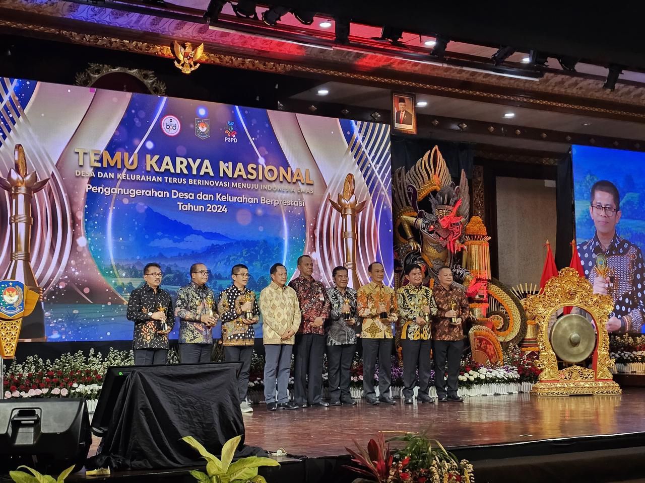 Penjabat (Pj) Gubernur Banten Al Muktabar mendapatkan Anugerah Upakarya Wanua Nugraha dari Kementerian Dalam Negeri Republik Indonesia, M Tito Karnavian. <b>(Dok.Istimewa)</b>