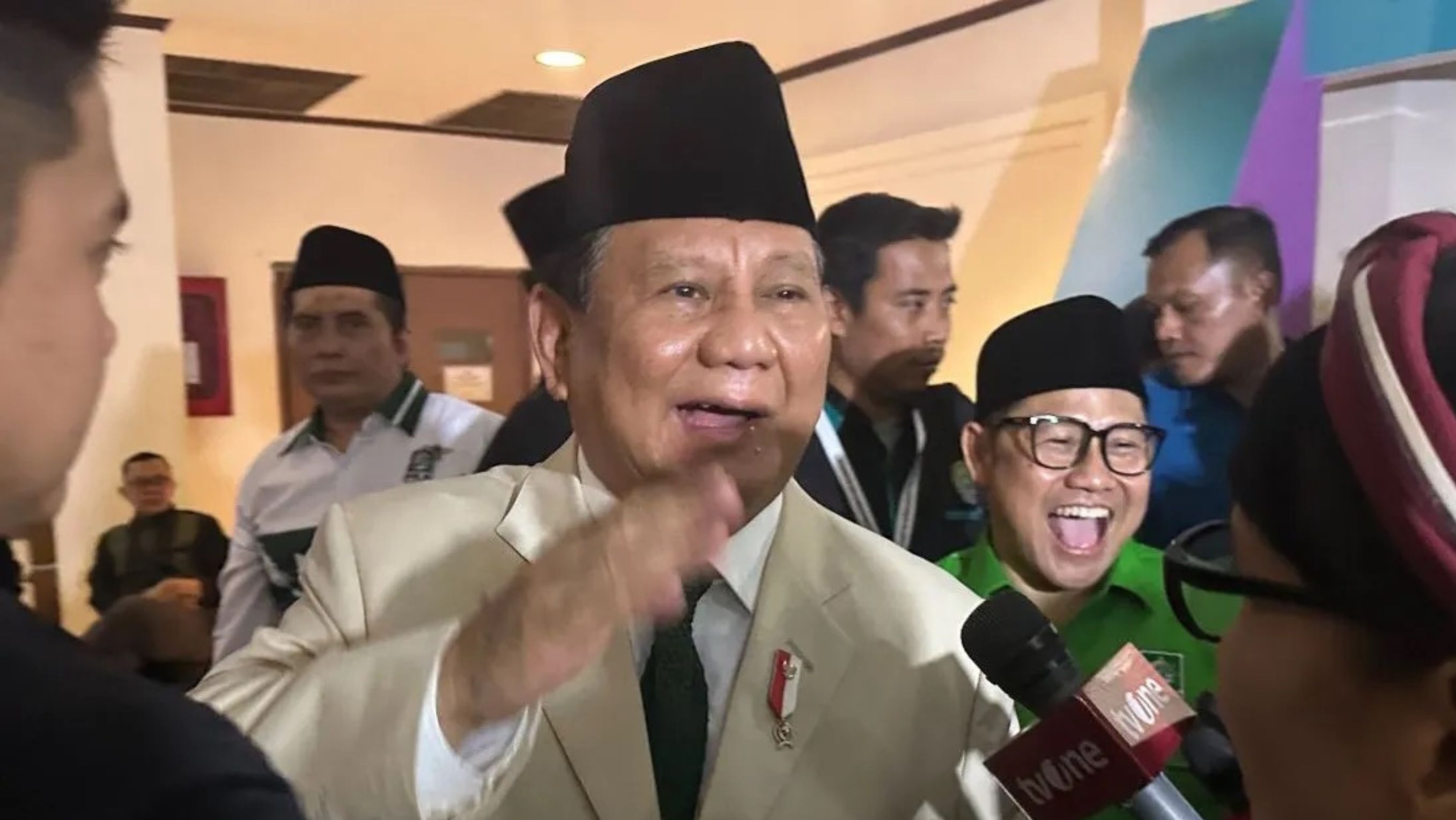 Presiden terpilih Prabowo Subianto bersama Ketua Umum DPP PKB Muhaimin Iskandar usai menghadiri Rapat Koordinasi Nasional Legislatif PKB di Jakarta, Kamis (10/10/2024). <b>(Antara)</b>