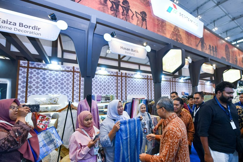 Menteri Perdagangan Zulkifli Hasan mengunjungi booth unggulan UMKM Pertamina dalam Pameran Trade Expo Indonesia ke-39 tahun 2024 yang digelar di ICE BSD, Rabu (9/10). Booth Pertamina ramai dikunjungi Buyer sejak hari pertama pameran/Foto: Istimewa