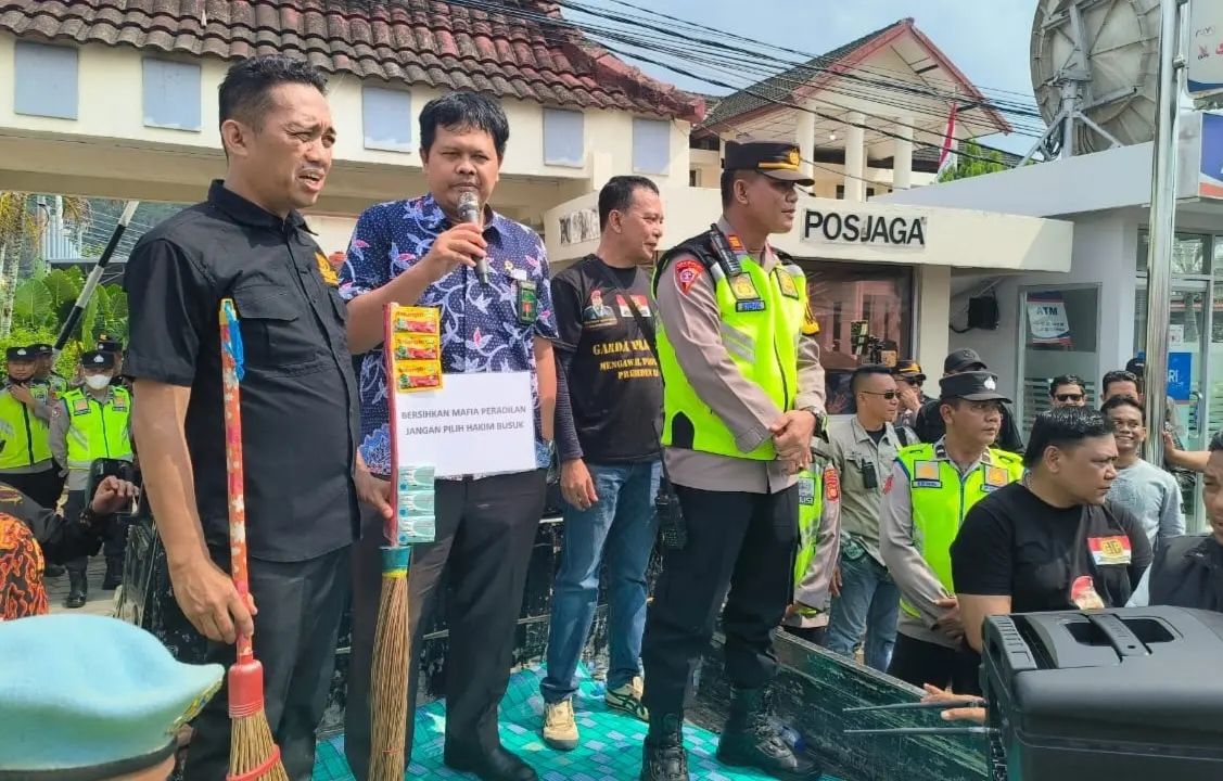 Pengadilan diharapkan bersih dari mafia peradilan. 