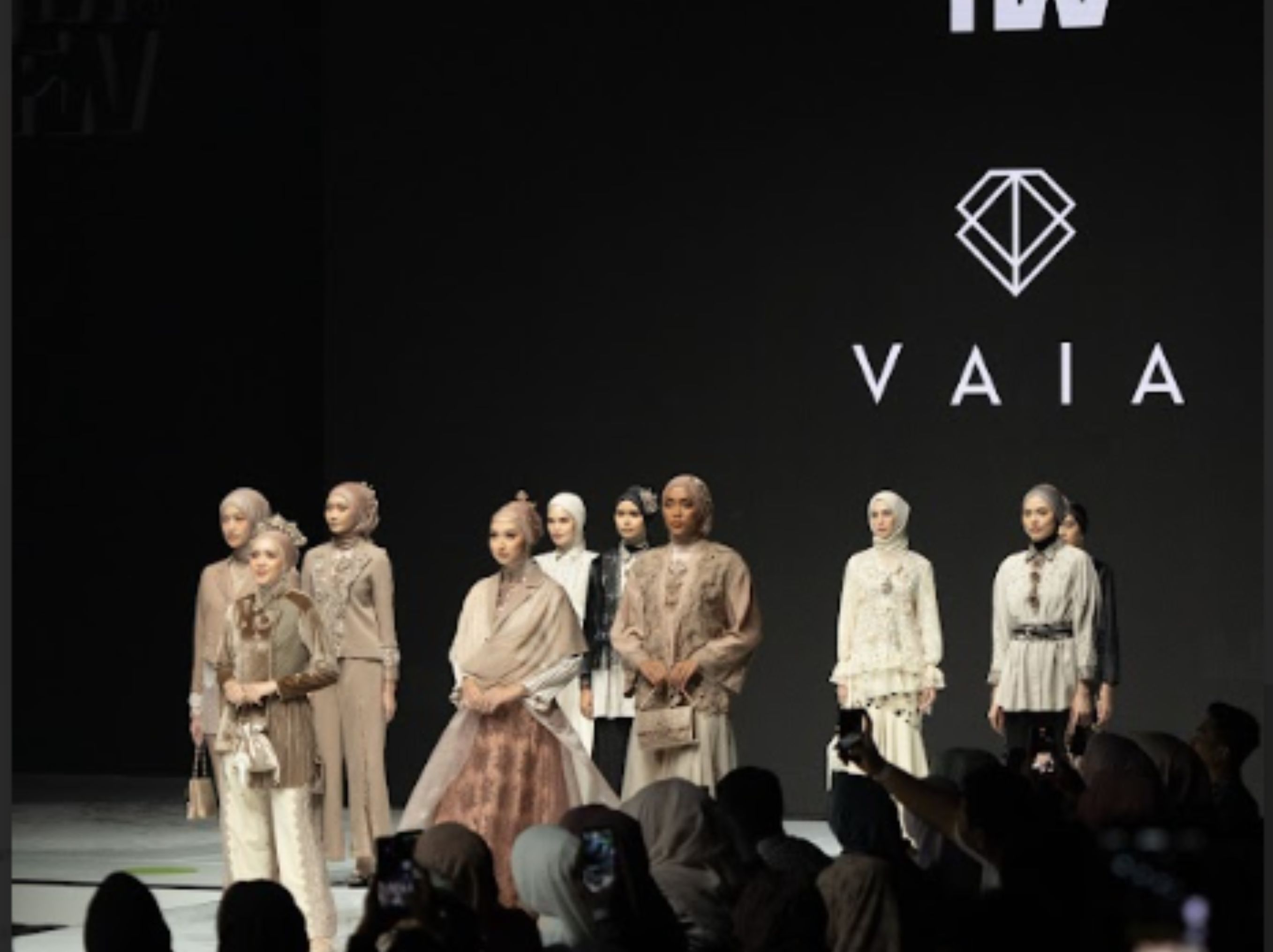 Affania Fariza Persembahkan &ldquo;Translucent Tales&rdquo; di VAIA dalam Jakarta Muslim Fashion Week 2025 <b>(DOKUMEN)</b>