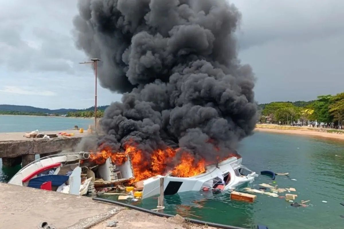 Speedboat Bela 72 yang membawa rombongan Pasangan Calon (Paslon) Gubernur dan Wakil Gubernur Maluku Utara Nomor Urut 4 Benny Laos - Sabrin Sehe bersama tim saat berlabuh di Pelabuhan regional Bobong Desa Bobong, Kabupaten Pulau Taliabu dilaporkan ter <b>(Antara)</b>