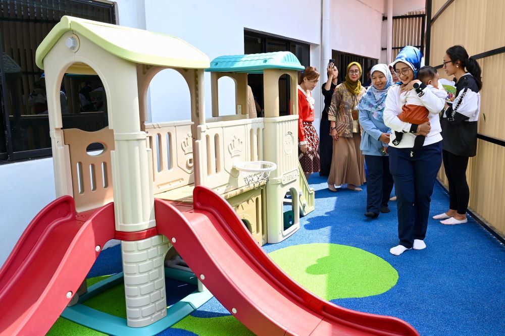 Direktur Keuangan Pertamina Emma Sri Martini saat meninjau fasilitas yang ada di Day Care Pertamina di Kantor Pusat Pertamina, Jakarta. Jumat (11/10/2024)/Foto: Istimewa 