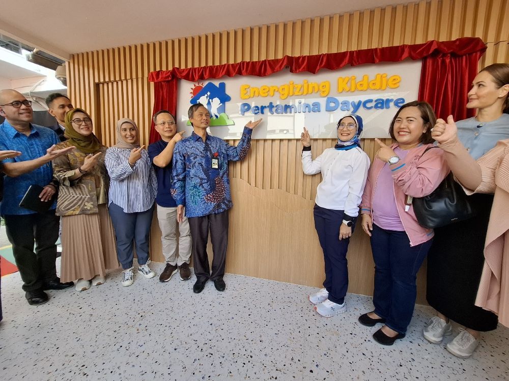 Direktur Keuangan Pertamina Emma Sri Martini berfoto bersama manajemen usai peresmian Day Care Pertamina di Kantor Pusat Pertamina Jakarta/Foto: Istimewa