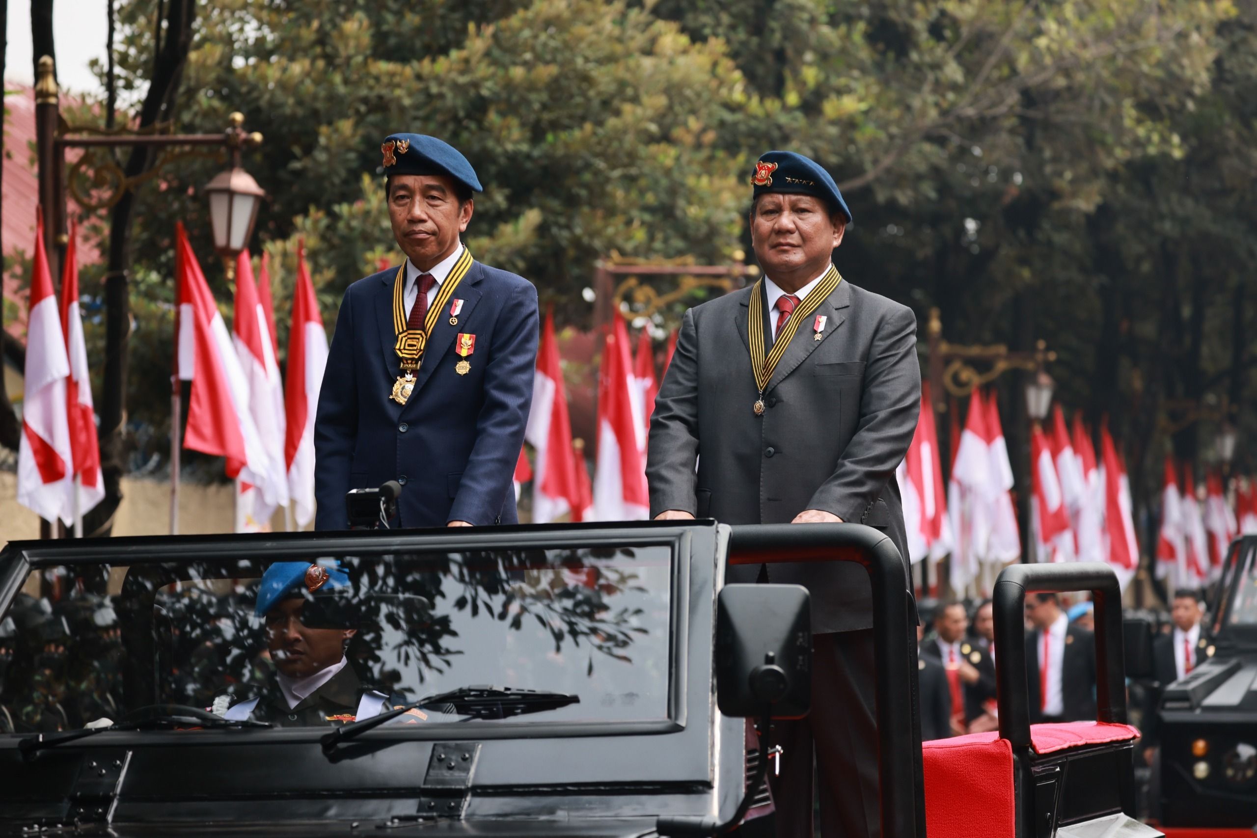 Presiden Joko Widodo (Jokowi) dan presiden terpilih Prabowo Subianto di Apel Pengamanan Pelantikan Presiden  dan Wakil Presiden di Markas Komando Korps Brigade Mobil (Mako Brimob), Kelapa Dua, Depok, Senin (14/10/2024). <b>(Istimewa)</b>