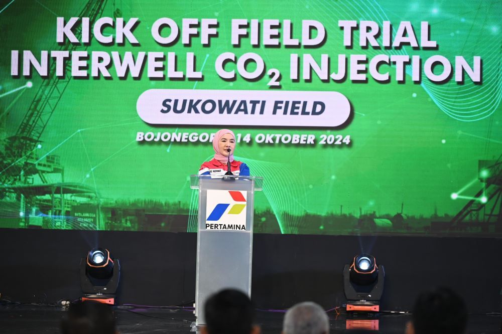 Direktur Utama Pertamina Nicke Widyawati memberikan sambutan pada kick off field trial interwell CO2 Injection di Lapangan Sukowati, Bojonegoro, Jawa Timur/Foto: Istimewa