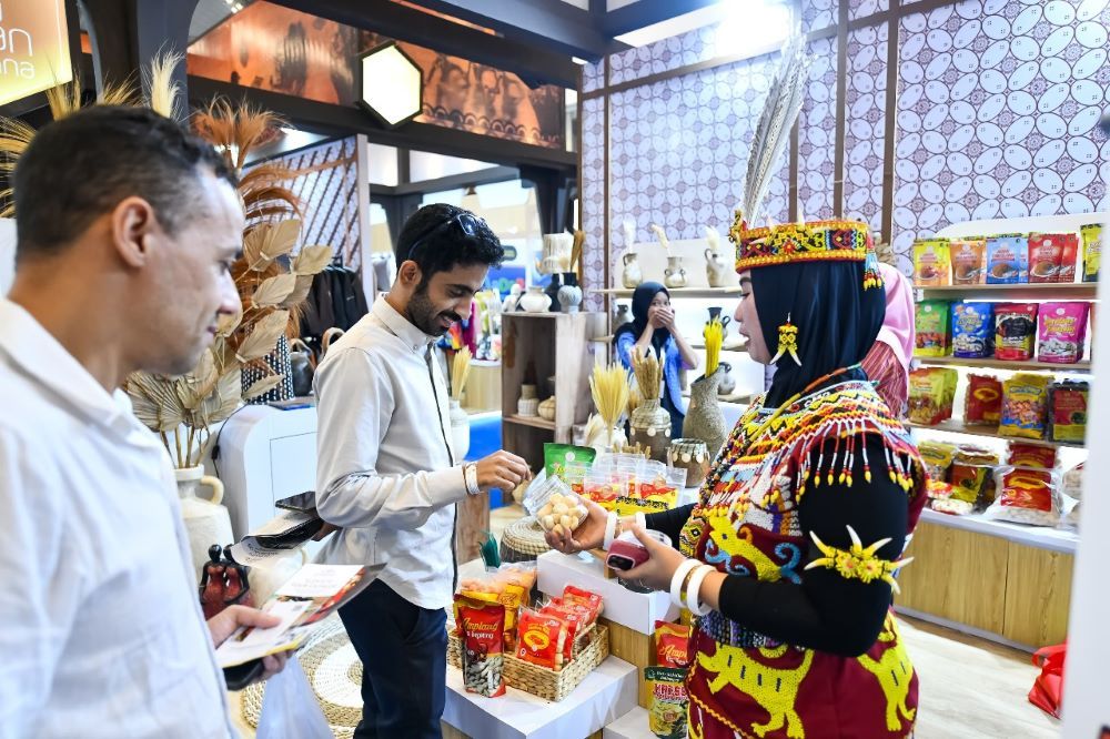 Pengunjung dari mancanegara antusias mencoba makanan ringan olahan dari UMKM Binaan Pertamina asal Kalimantan. Pada pameran Trade Expo Indonesia ke-39 tahun 2024 yang digelar di ICE BSD, Tangerang, pekan lalu/Foto: Istimewa