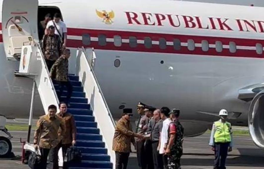 Presiden terpilih Prabowo Subianto turun dari pesawat 'Republik Indonesia'. (Dok.) 