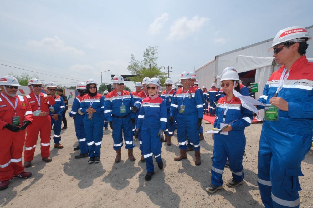 Direktur Utama Pertamina Nicke Widyawati memberikan arahan pada kegiatan injeksi CO2 di Lapangan Sukowati, Bojonegoro, Jawa Timur/Foto: Istimewa 