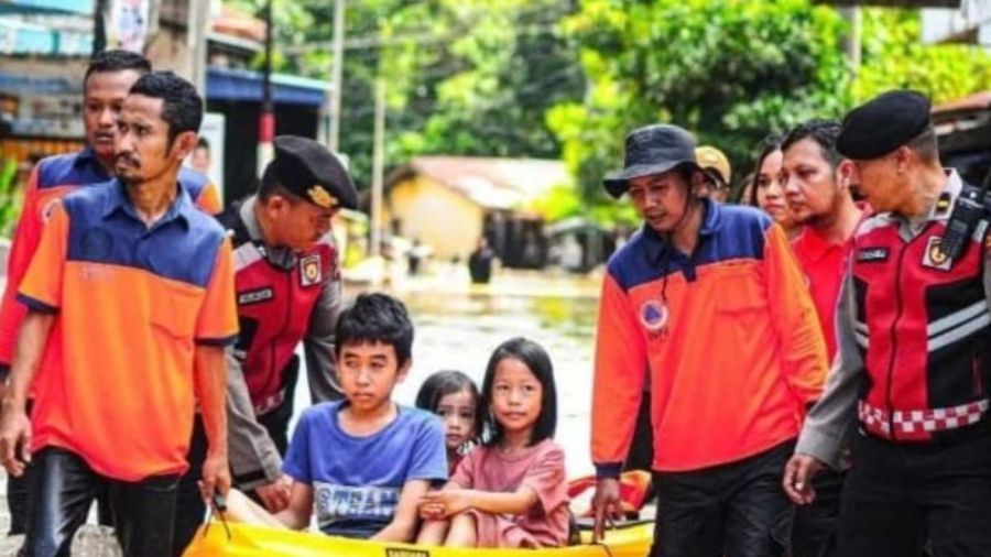 Tim gabungan evakuasi warga terdampak banjir di Kota Tebing Tinggi, Provinsi Sumut, Sabtu (12/10). <b>(Dok.Antara)</b>