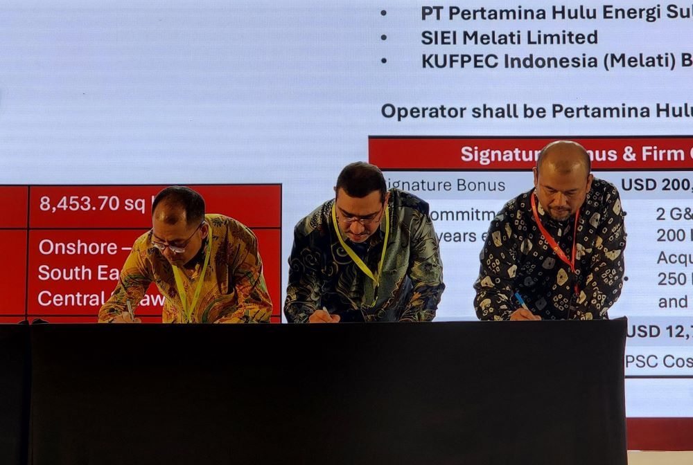 Direktur PT Pertamina Hulu Energi Sulawesi Melati Muhamad Arifin, Direktur SIEI Melati Limited Qin Shenggao, Direktur KUFPEC Indonesia (Melati) B.V Tareeq  M. Ebrahim, Kepala SKK Migas Dwi Soetjipto, dan Plt Direktur Jenderal Migas Kementerian ESDM Dadan Kusdiana melakukan penandatanganan PSC wilayah kerja Melati/Foto: Istimewa