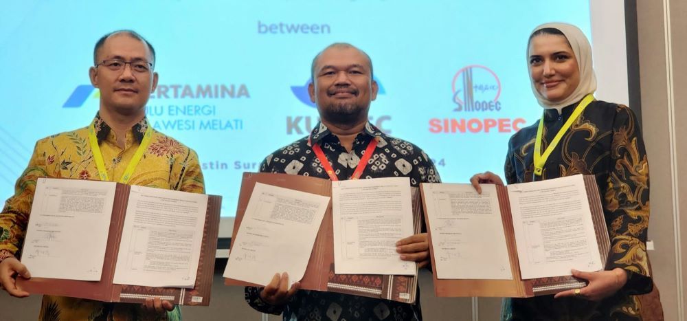 Direktur PT Pertamina Hulu Energi Sulawesi Melati Muhamad Arifin, Direktur SIEI Melati Limited Qin Shenggao dan Country Manager KUFPEC Indonesia Sarah Al-Baker berfoto bersama usai penandatanganan key terms principles JOA WK Melati/Foto: Istimewa