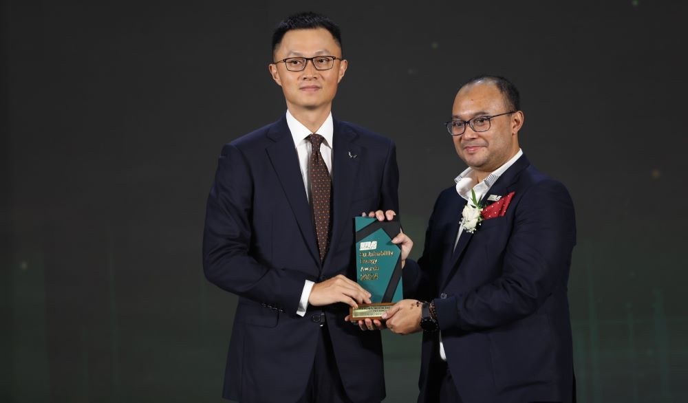 Penyerahan penghargaan dilakukan secara langsung oleh Anggawira, Ketua Umum Relawan Pengusaha Muda Nasional kepada Liu Yan, Marketing Operation Director Wuling Motors. (Foto: Wuling)