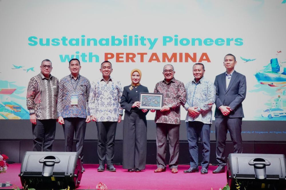 Direktur Utama Pertamina Nicke Widyawati berfoto bersama Duta Besar Republik Indonesia untuk Singapura Suryo Pratomo dan para direksi serta pembicara pada kegiatan Pertamina Goes to Campus 2024 di Singapura/Foto: Istimewa 