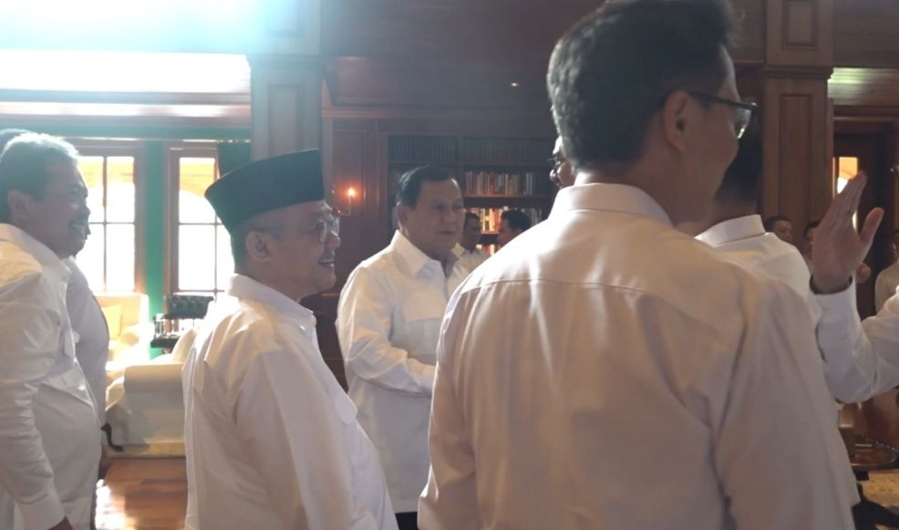 Presiden terpilih Prabowo Subianto saat menyalami calon menteri yang mengikut pembekalan. 