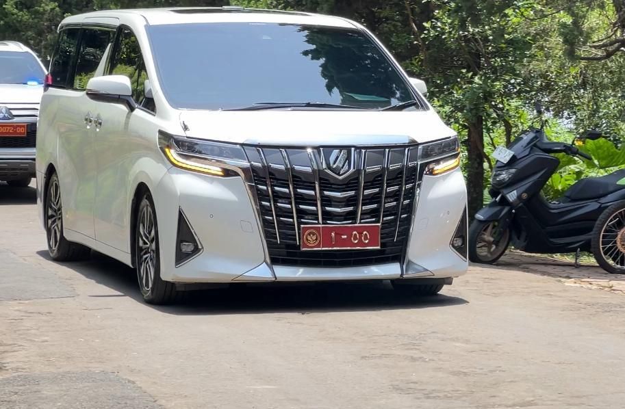 Mobil yang ditumpangi Prabowo meninggalkan Hambalang. 