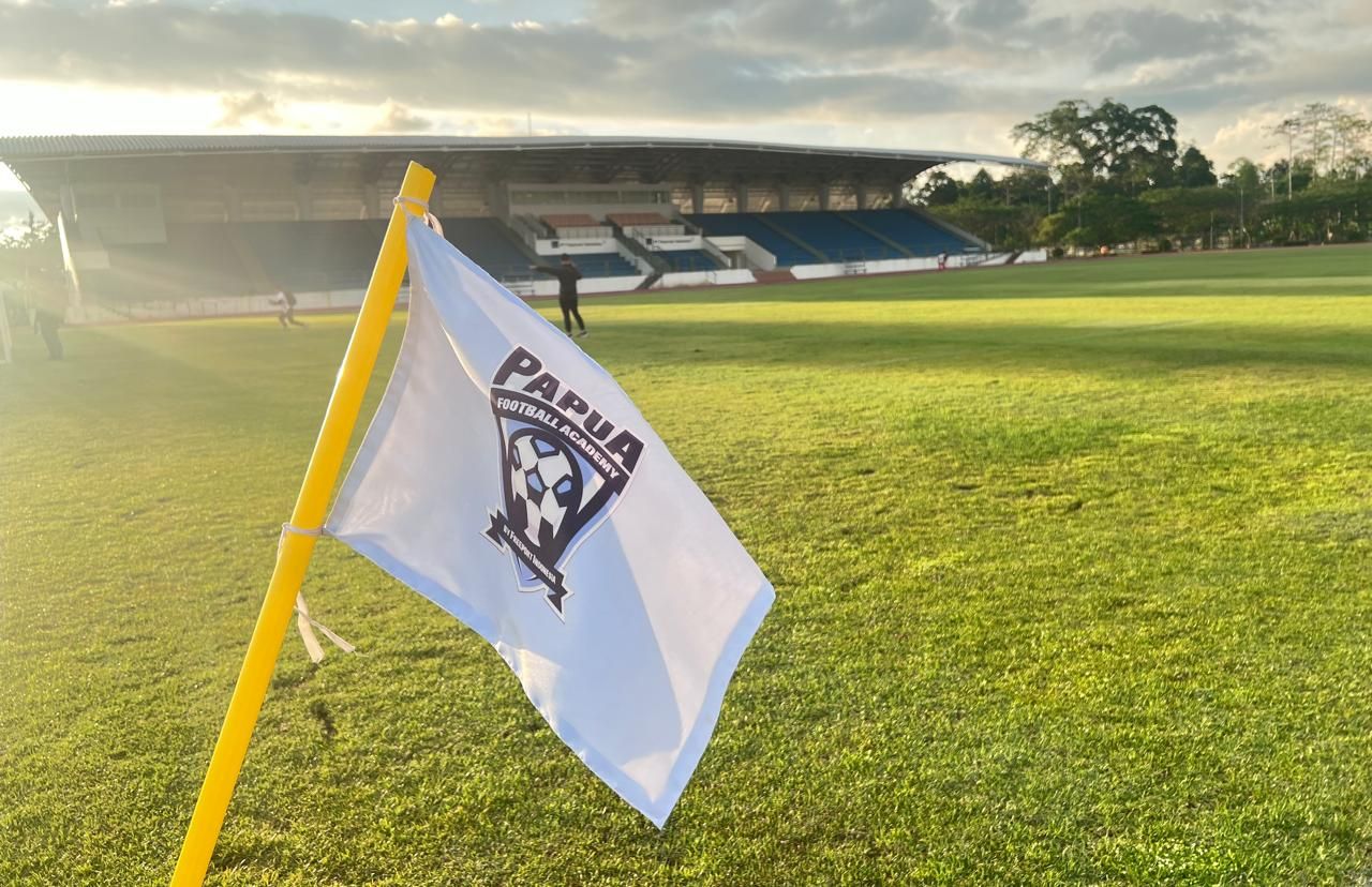 Lapangan sepak bola dengan rumput alami di MSC. 