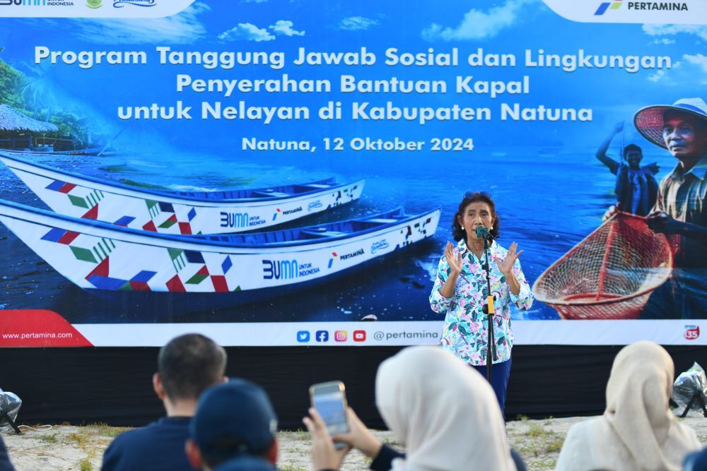 Mantan Menteri KKP Susi Pudjiastuti yang merupakan Pendiri dan CEO Pandu Laut Nusantara memberikan sambutan pada penyerahan kapal dan paket jaring kepada nelayan Natuna dari Pertamina/Foto: Istimewa 