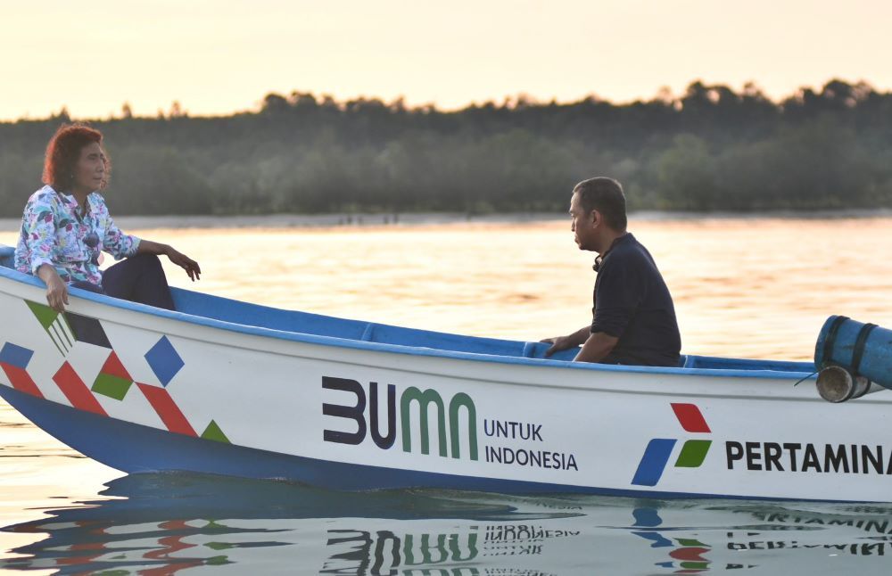 Mantan Menteri KKP Susi Pudjiastuti yang merupakan Pendiri dan CEO Pandu Laut Nusantara menaiki kapal yang diberikan Pertamina untuk nelayan di Natuna/Foto: Istimewa 