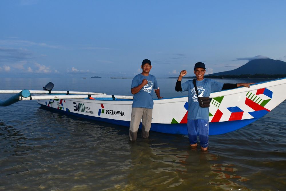 Nelayan Natuna menyambut gembira bantuan kapal dan paket jaring dari Pertamina berkolaborasi dengan Pandu Laut Nusantara/Foto: Istimewa