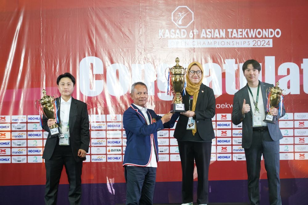 Ketua Umum Pengurus Besar Taekwondo Indonesia (PBTI) Letjen TNI Richard T.H Tampubolon menyerahkan piala kepada para pemenang dalam KASAD 6th Asian Taekwondo Open Championship 2024/Foto: Istimewa