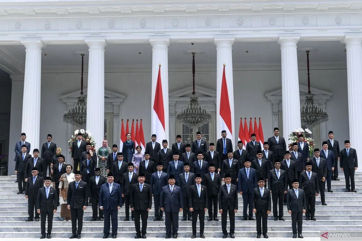 Momen Perdana Presiden Prabowo dan Wapres Gibran Foto Bersama Kabinet Merah Putih <b>(Antara)</b>