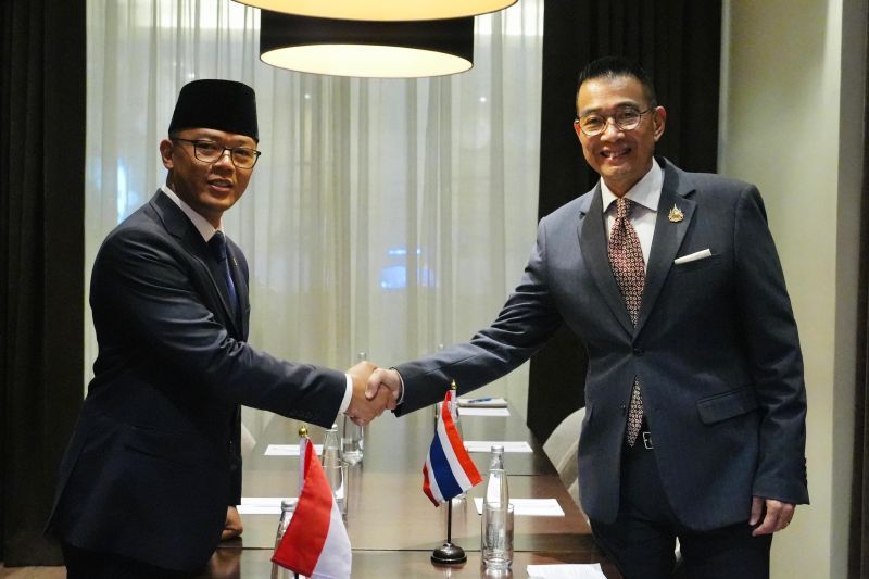 Menteri Luar Negeri RI Sugiono (kiri) dalam pertemuan bilateral dengan Menteri Luar Negeri Thailand Maris Sangiampongsa, di sela-sela Konferensi Tingkat Tinggi BRICS Plus di Kazan, Rusia, pada 23-24 Oktober 2024.  <b>(Dok.Antara)</b>