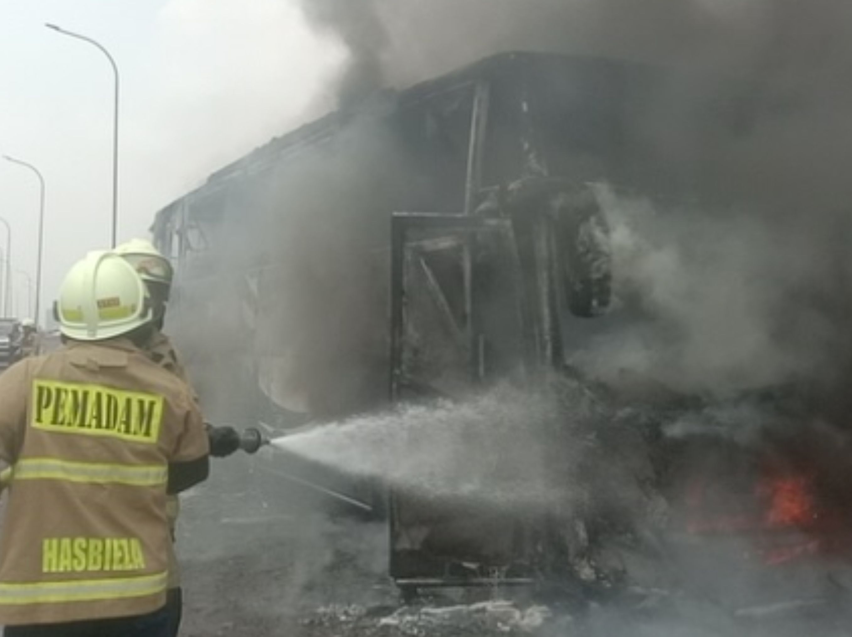 Bus terbakar di Tol Wiyoto Wiyono <b>(Instagram Jakarta Terkini)</b>