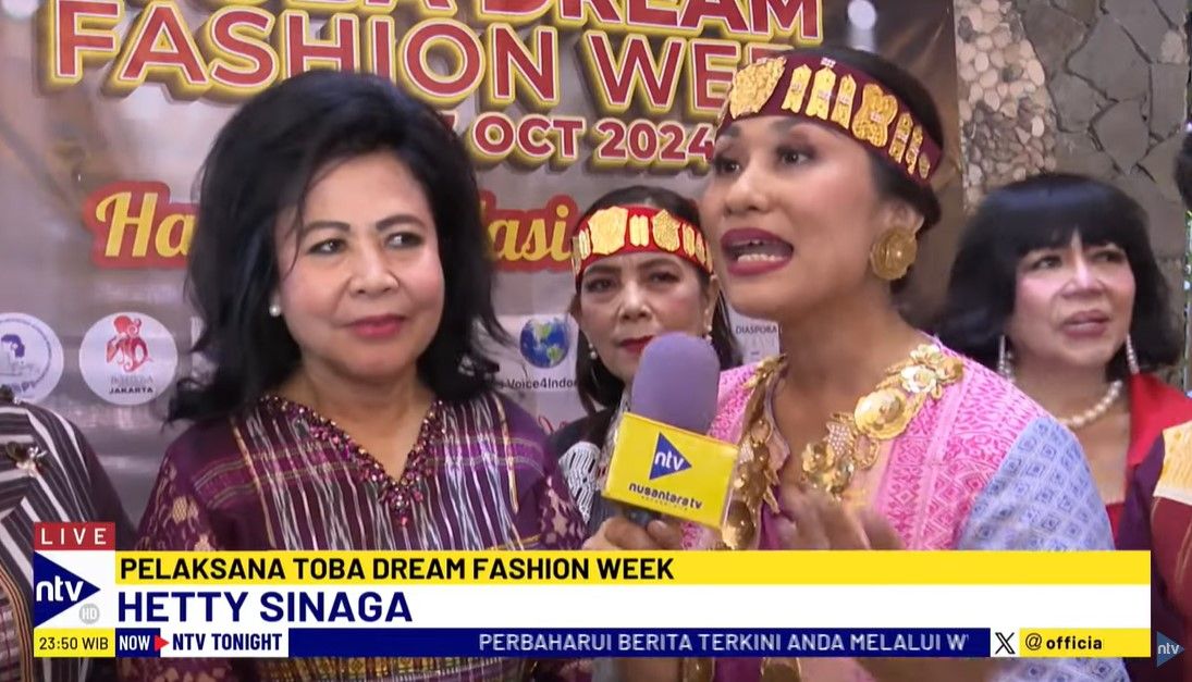 Direktur PT Nusantara Harum Cemerlang, Lina Tampubolon dan Pelaksana Toba Dream Fashion Week, Hetty Sinaga.