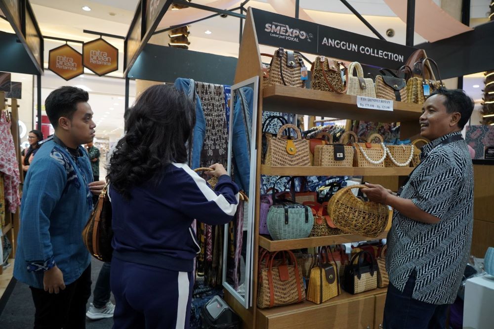 Pengunjung Pertamina SMEXPO 2024 menilik berbagai produk kreatif berkualitas dari UMKM binaan. Ajang pameran UMKM ini menghadirkan ratusan produk kerajinan, fashion, makanan dan minuman, hingga beragam jenis kopi dan teh citarasa nusantara/Foto: Istimewa