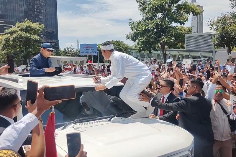 Dedi Mulyadi saat diminta naik ke atas mobil Presiden Prabowo.  <b>(ANTARA/HO-Dok Dedi Mulyadi)</b>