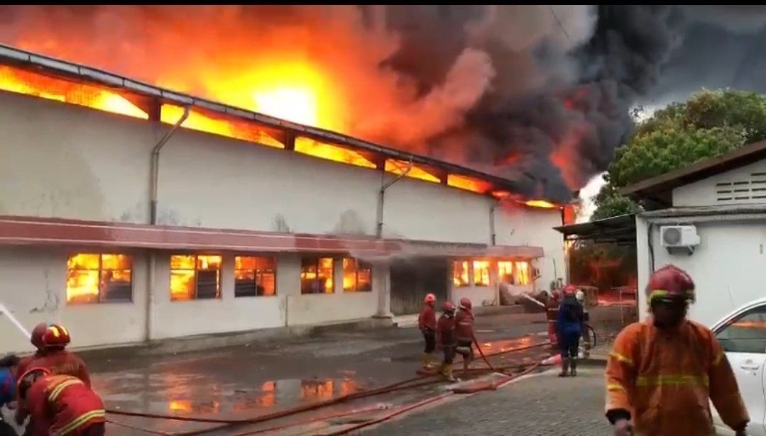 Kebakaran melanda Pabrik Indoraya di Karawaci, Tangerang, Senin sore (28/10/2024). <b>(X)</b>