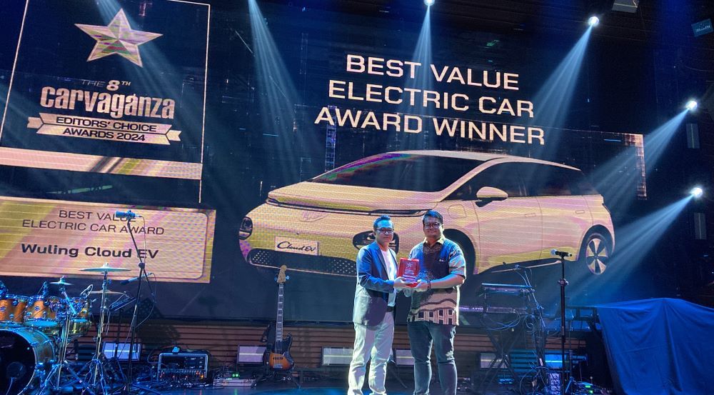 Wuling Cloud EV meraih penghargaan Best Value Electric Car di Carvaganza Editors' Choice Award 2024. (Foto: Istimewa/Wuling)