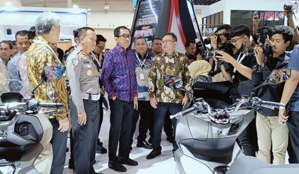 Wakil Menteri Perindustrian (Wamenperin) Faisol Riza di pameran Indonesia Motorcycle Show (IMOS) 2024, di ICE BSD City, Kabupaten Tangerang, Banten, Rabu (30/10/2024). (Foto: Adiantoro/NTV) 