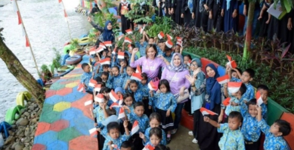 Anak-anak sekolah bersama para guru berwisata ke Kampung Wisata binaan Astra Daihatsu di Bendungan Katulampa/Foto: Istimewa