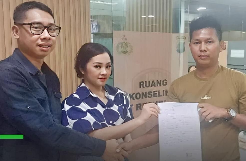 Driver taksi online yang dipukul penumpang, saat berdamai dengan terlapor. (Instagram) 