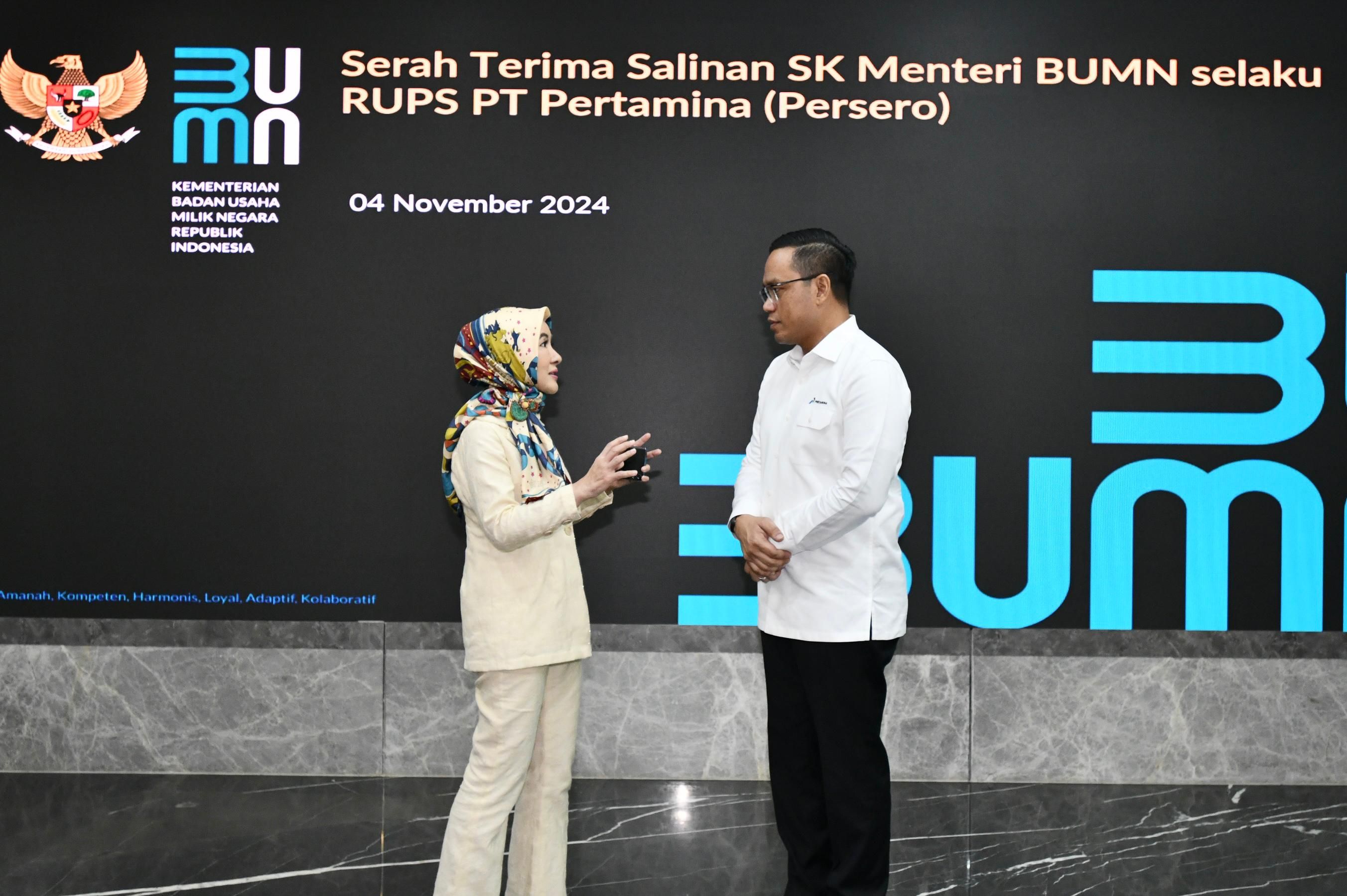 Serah terima Dirut Pertamina dari Nicke Widyawati kepada Dirut Pertamina yang baru Simon Aloysius Mantiri.  <b>(Foto: Pertamina)</b>