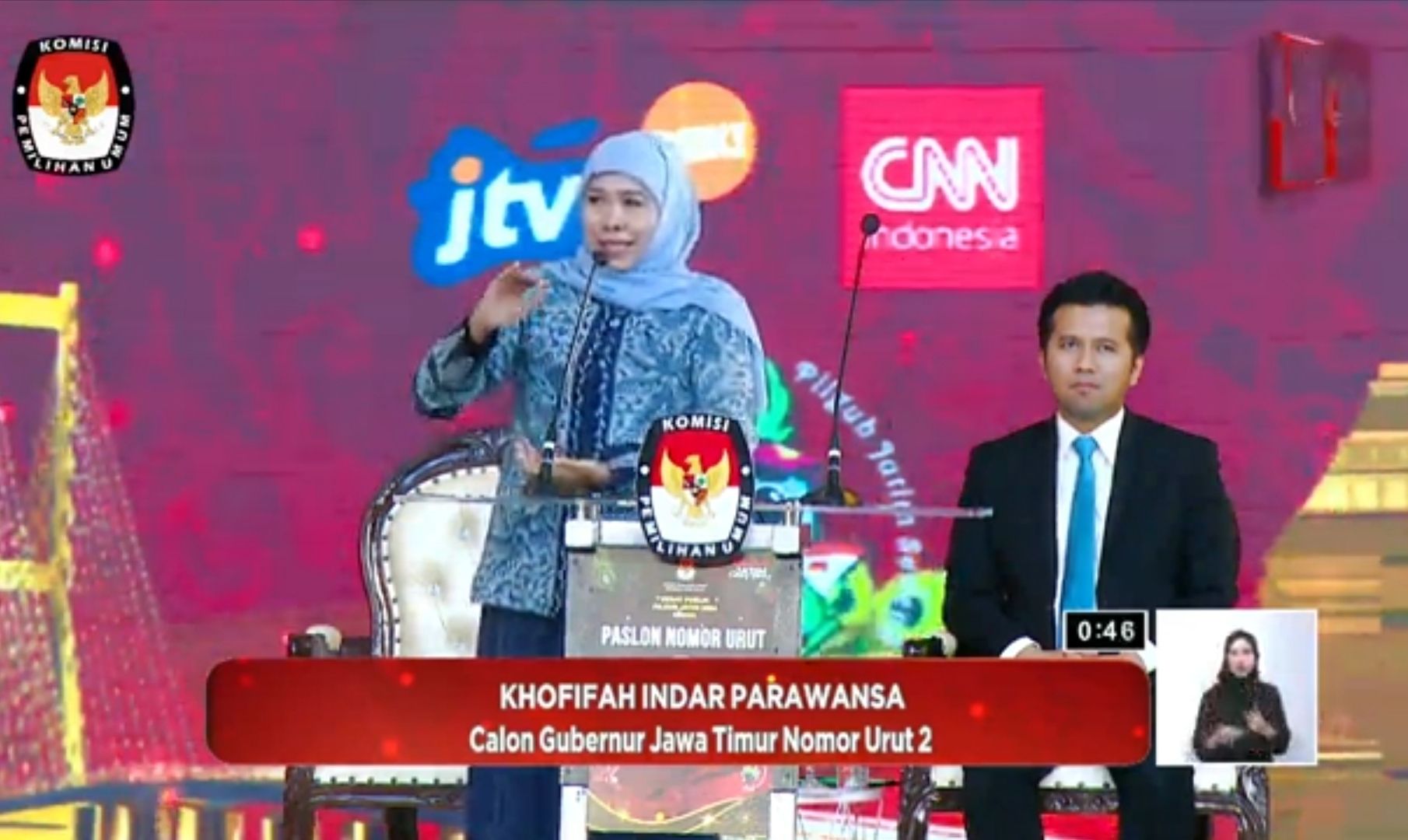 Khofifah Indar Parawansa dan Emil Dardak dalam debat kedua Pilkada Jatim 2024. (YouTube) 