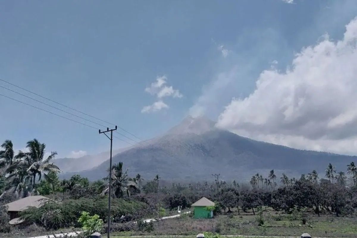 Foto erupsi Gunung Lewotobi Laki-laki di Kecamatan Wulanggitang, Senin (4/11/2024). <b>(Antara)</b>