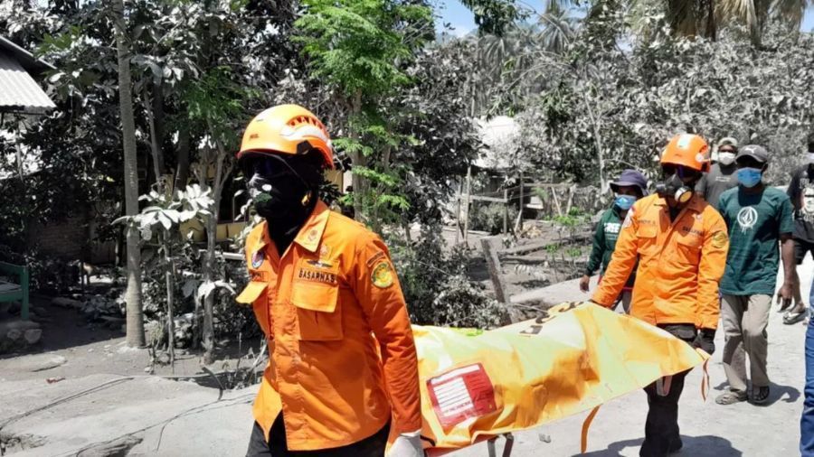 Tim SAR gabungan mengevakuasi seorang korban letusan Gunung Lewotobi Laki-laki di Kecamatan Wulanggitang, Kabupaten Flores Timur, Nusa Tenggara Timur (NTT). <b>(Dok.Antara)</b>