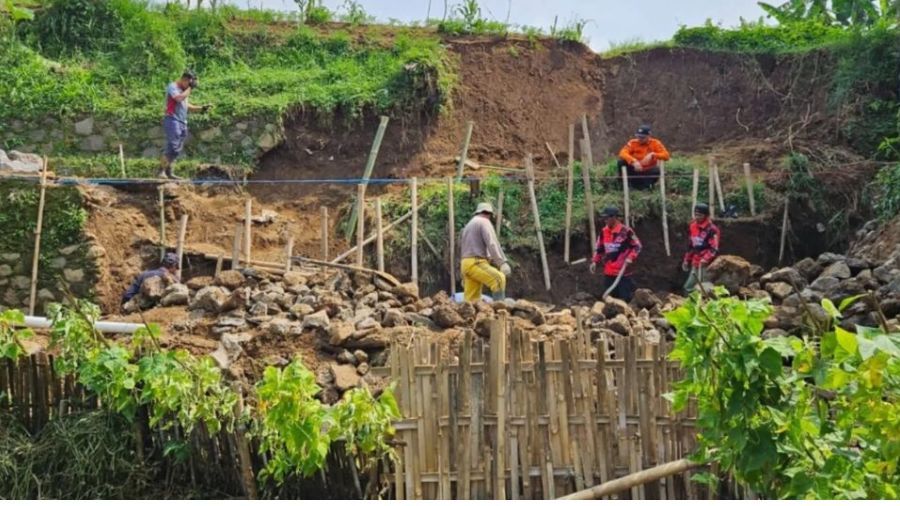 Bencana longsor melanda Kampung Cijurey, Desa Cipanas, Kabupaten Cianjur, pada Rabu malam (6/11/2024) sekitar pukul 19.00 WIB. <b>(Instagram)</b>