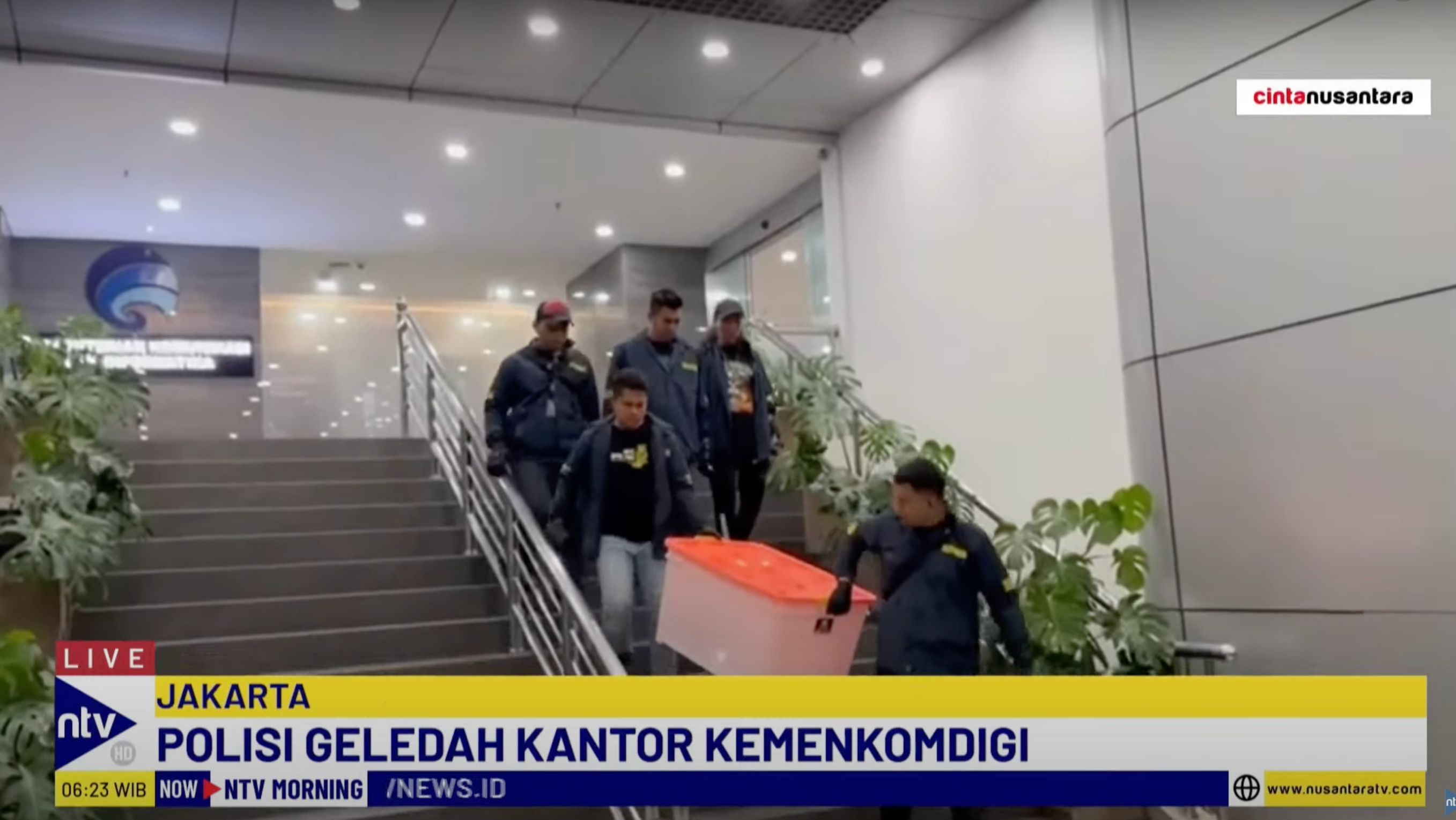 Polisi geledah kantor Komdigi. <b>(NTV)</b>