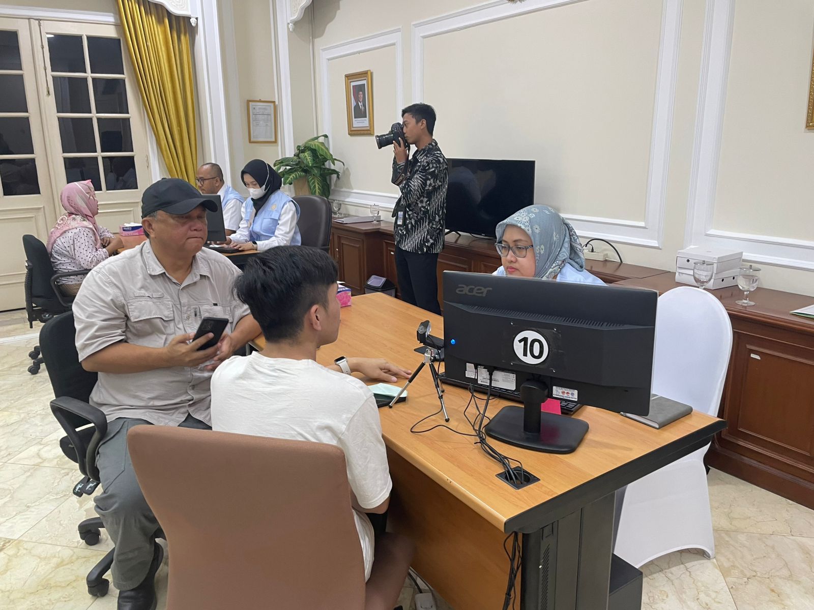 Wakil Presiden Gibran Rakabuming Raka membuka program pengaduan bertajuk Lapor Mas Wapres Di Istana Wapres (Ntvnews.id-Muslimin Trisyuliono).