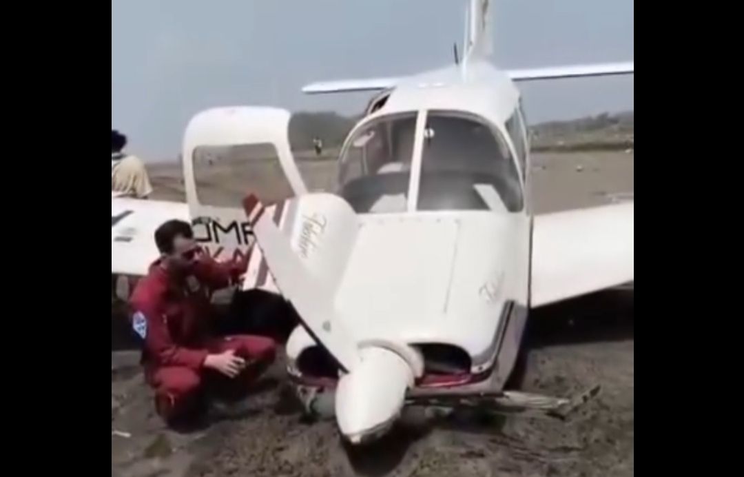 Pilot mengecek kondisi pesawat yang mendarat darurat di pantai kawasan Cilacap. (Instagram) 