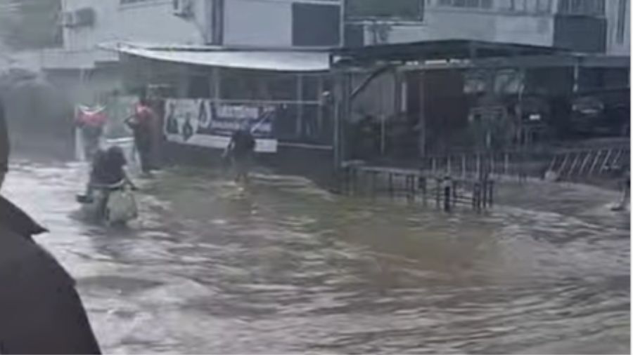 Situasi banjir di Perumahan Taman Mangu Pondok Aren <b>(Instagram)</b>