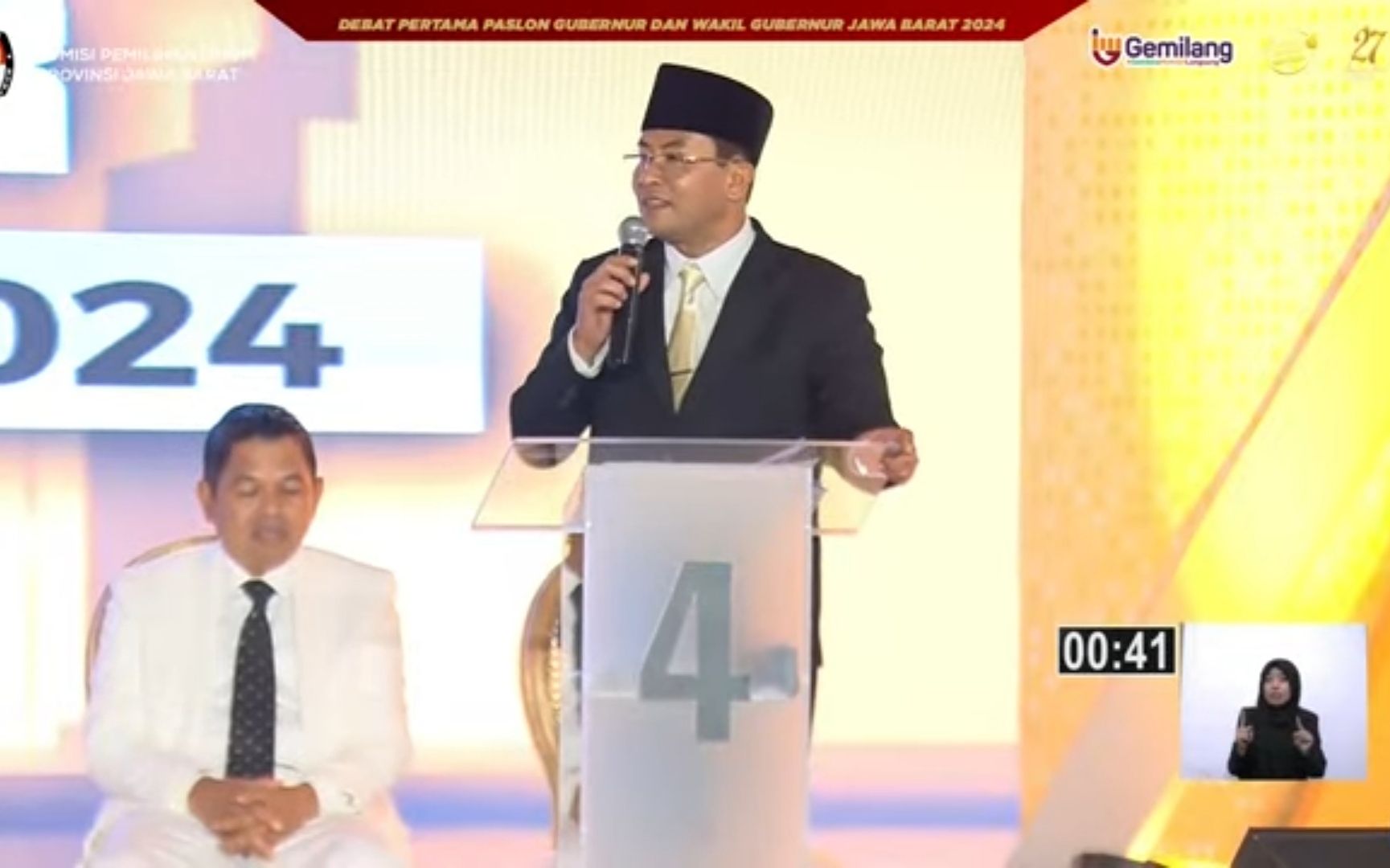 Dedi Mulyadi dan Erwan Setiawan dalam debat perdana Pilkada Jabar 2024. (YouTube) 