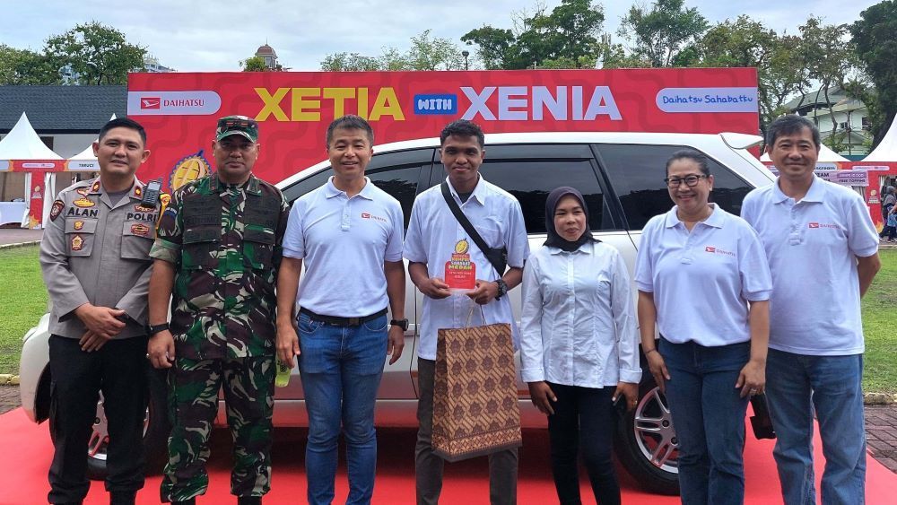 Penyerahan apresiasi pelanggan Xenia Setia dari manajemen Daihatsu dan Perwakilan Pemerintah Medan. (Foto: Istimewa)