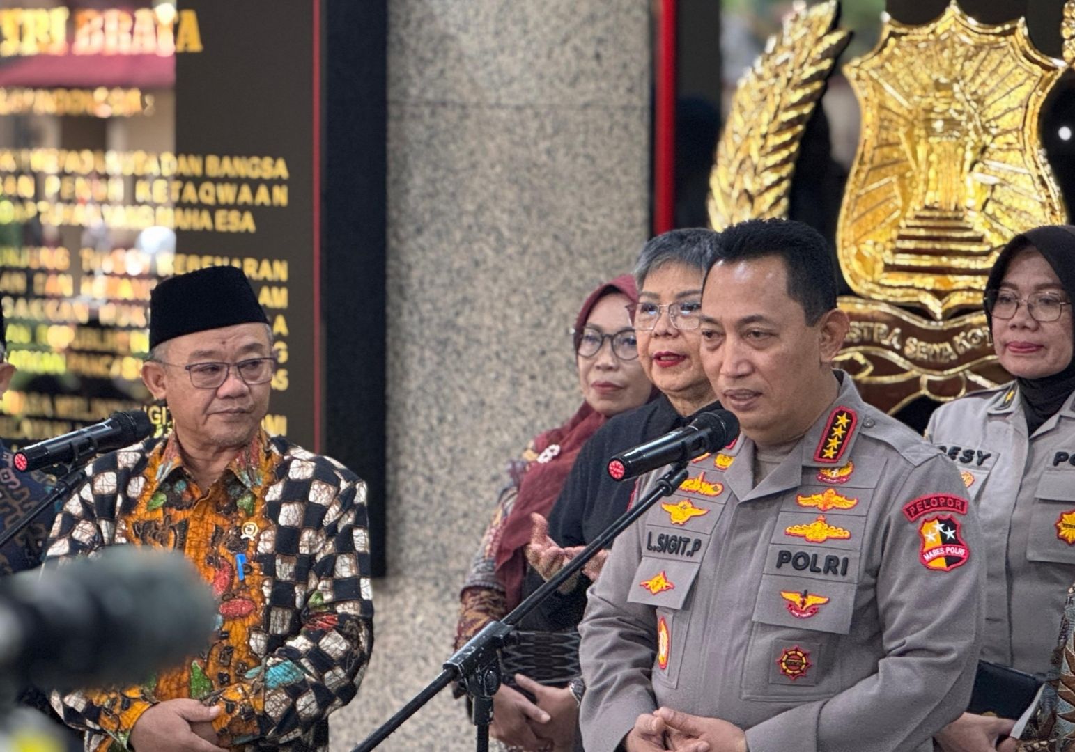 Kapolri Jenderal Listyo Sigit Prabowo bersama Mendikdasmen Abdul Mu'ti. 