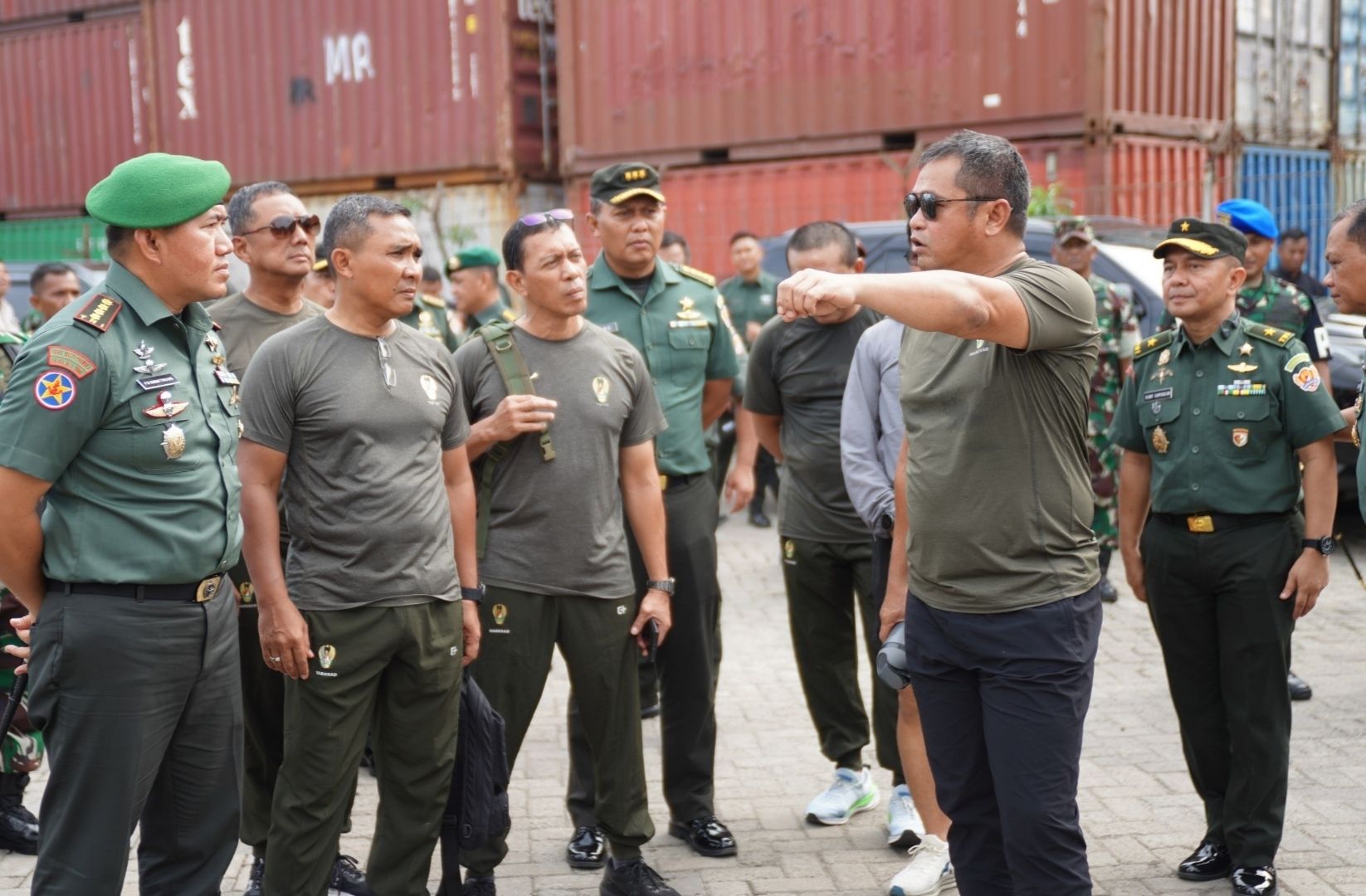 KSAD Jenderal Maruli Simanjuntak saat melakukan pemeriksaan. 