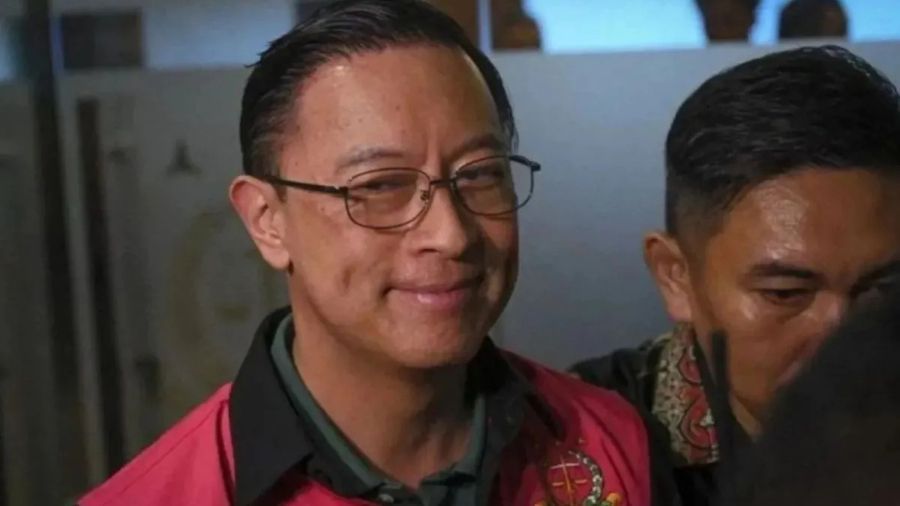 Menteri Perdagangan periode 2015-2016 Thomas Lembong (kiri) berjalan mengenakan rompi tahanan usai menjalani pemeriksaan sebagai tersangka kasus dugaan korupsi impor gula oleh Kejaksaan Agung di Jakarta, Jumat (1/11/2024). <b>(Dok.Antara)</b>